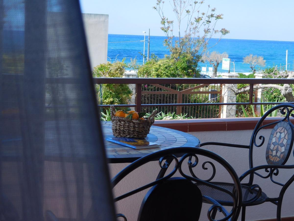 Stella Marina Sea & Sun Bed & Breakfast เชฟาลู ภายนอก รูปภาพ